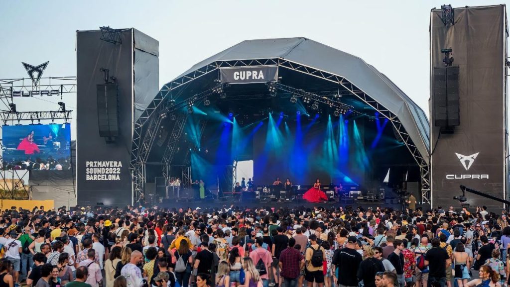 Instalación de moqueta en el festival Primavera Sound 2023